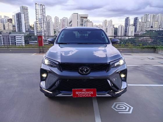 TOYOTA HILUX SW4 2.8 D-4D TURBO DIESEL SRX PLATINUM 7L 4X4 AUTOMÁTICO